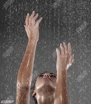 Tranh cô gái đứng dưới mưa