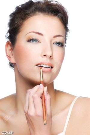 Tranh gương mặt xinh đẹp