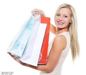 Tranh cô gái cầm túi hàng mua sắm