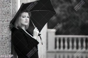 Tranh cô gái cầm ô đứng dựa bên tường