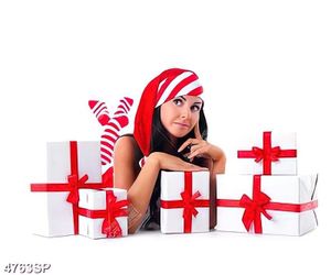 Tranh cô gái bên những hộp quà noel