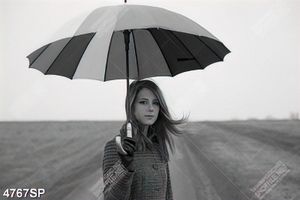 Tranh cô gái đứng che ô
