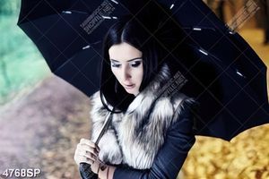 Tranh cô gái che chiếc ô màu đen