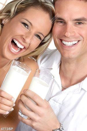 Tranh cặp đôi trẻ cười rạng rỡ