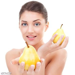 Tranh cô gái cầm trái lê vàng