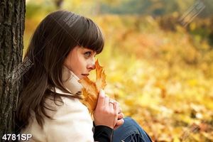 Tranh cô gái ngồi giữa khu rừng mùa thu