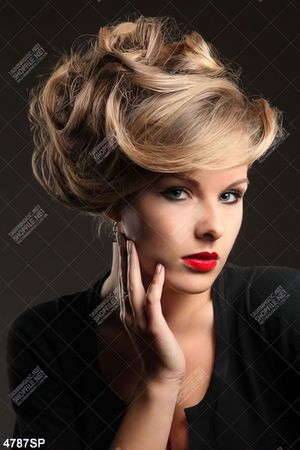 Tranh người đẹp tóc vàng treo spa