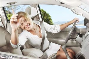 Tranh cô gái xinh đẹp ngồi trong xe ô tô