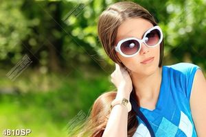 Tranh treo spa  cô gái trẻ đeo mắt kính