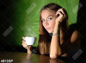 Tranh cô gái cầm tách ly trà