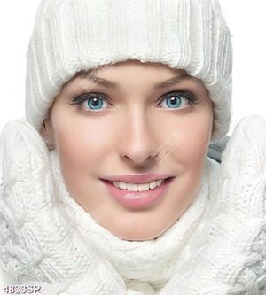 Tranh cô gái có đôi mắt xanh cuốn hút treo spa