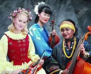 Tranh các cô gái treo cầm đàn vĩ cầm