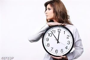 Tranh cô gái cầm đồng hồ