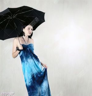 Tranh cô gái mặc váy xanh đứng che ô