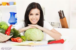 Tranh cô gái ngồi trong bếp