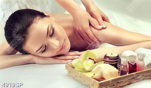 Tranh người đẹp massage trong spa