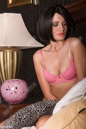 Tranh người mẫu mặc bikini hồng