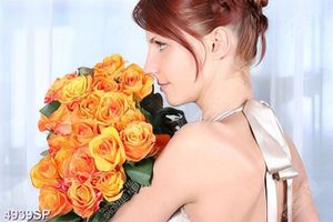 Tranh cô gái cầm bó hoa màu cam