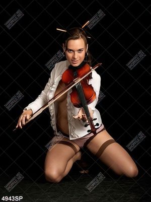 Tranh người mẫu nóng bỏng cầm đàn violon