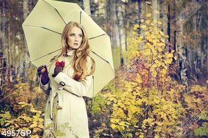 Tranh cô gái đứng che ô đứng trong rừng