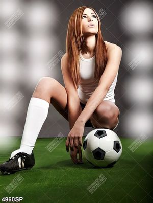 Tranh cô gái trẻ ngồi bên trái bóng