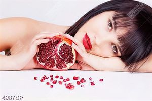Tranh cô gái cầm lựu đỏ