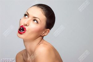 Tranh cô gái ăn cherry