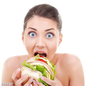 Tranh cô gái ăn bánh mỳ kẹp