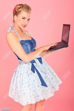 Tranh người đẹp cầm laptop