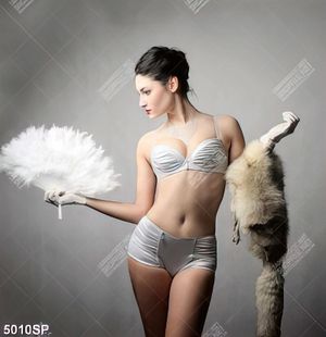 Tranh người mẫu nội y treo spa 