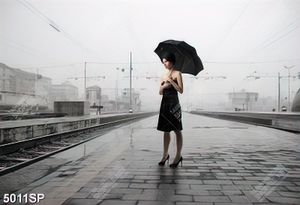 Tranh cô gái cầm cây dù