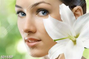 Tranh cô gái đẹp và hoa ly trắng