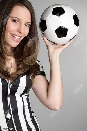 Tranh cô gái cầm quả bóng