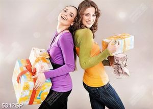 Tranh hai cô gái cầm hộp quà