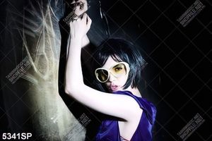 Tranh cô gái trẻ đứng bên tường