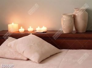 Tranh những ngọn nến lung linh trong phòng ngủ