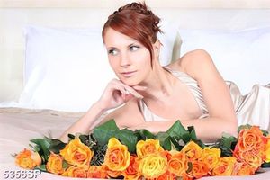 Tranh cô gái nằm bên bó hoa hồng