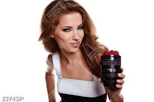 Tranh cô gái cầm ly sinh tố dâu