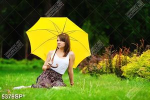 Tranh cô gái che ô ngồi trên bãi cỏ