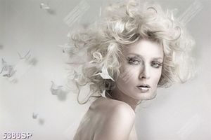 Tranh người mẫu với mái tóc xoăn xù