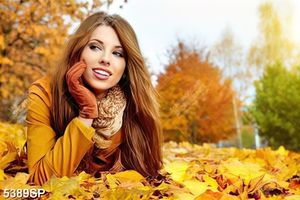 Tranh cô gái trẻ ngồi trên thảm lá vàng mùa thu