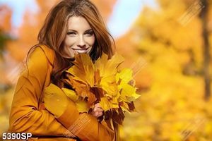 Tranh cô gái cầm lá mùa thu vàng