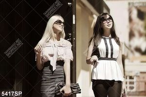 Tranh hai cô gái trẻ đi dạo phố