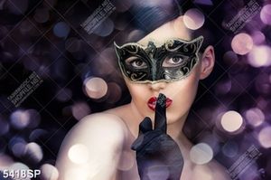 Tranh người đẹp đeo mặt nạ