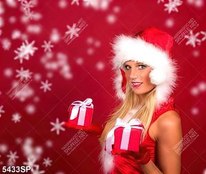 Tranh cô gái cầm hộp quà noel 