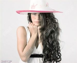 Tranh cô gái đội chiếc mũ rộng vành