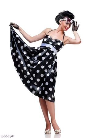 Tranh cô gái mặc váy chấm bi