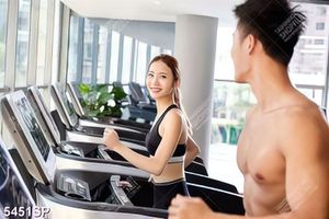 Tranh chàng trai và cô gái tập chạy bộ