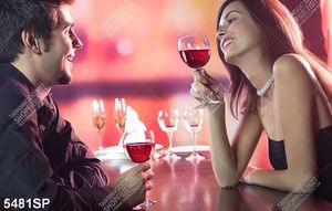 Tranh cặp đôi cùng uống rượu vang đỏ