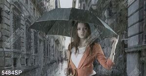 Tranh cô gái trẻ che ô đứng dưới mưa mã số SP5484